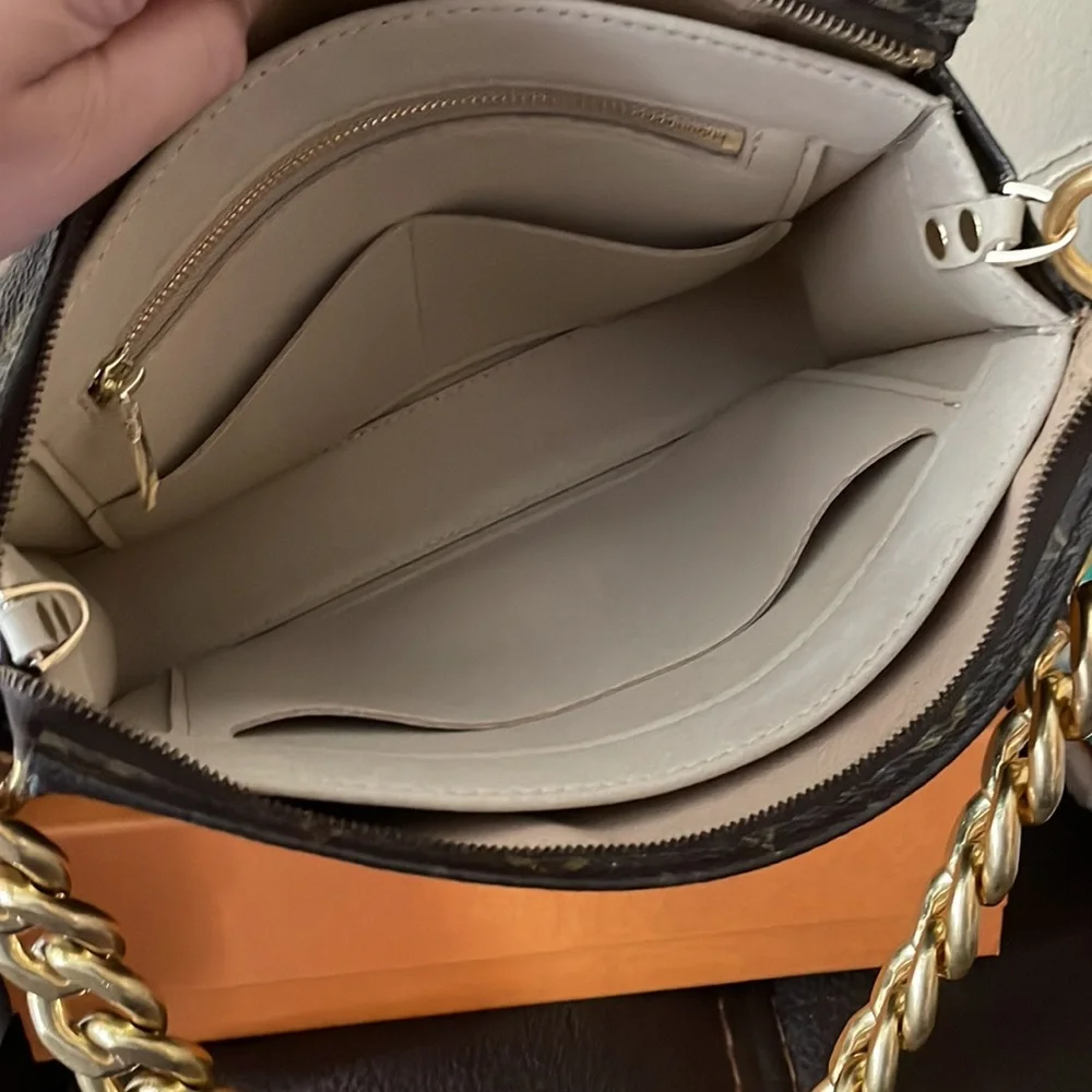 Louis Vuitton monogram toiletry 26 - Picture 11 of 17